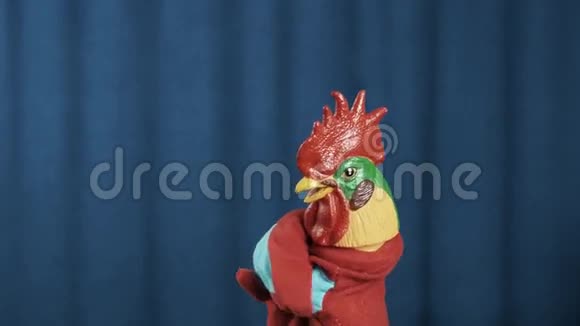 公鸡手提木偶在蓝底上演奏街舞视频的预览图