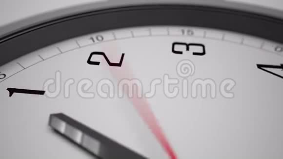关闭时钟手的高垂旋转镜头4K段视频的预览图