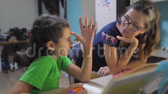 母女俩做作业学校慢动作视频准备回到学校小女孩和女人的生活方式视频的预览图