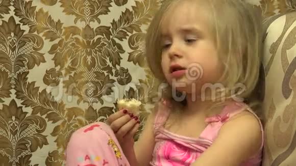有趣可爱的小女孩吃和说话4K超高清超高清视频的预览图