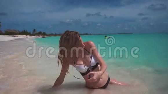 加勒比海冲浪的女孩视频的预览图