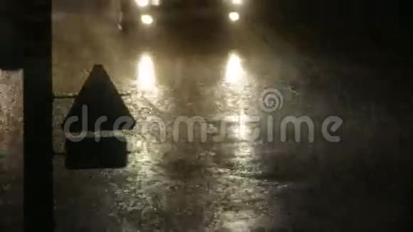 雨中汽车在潮湿的道路上行驶视频的预览图
