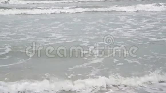 恶劣天气下的海浪慢动作视频视频的预览图