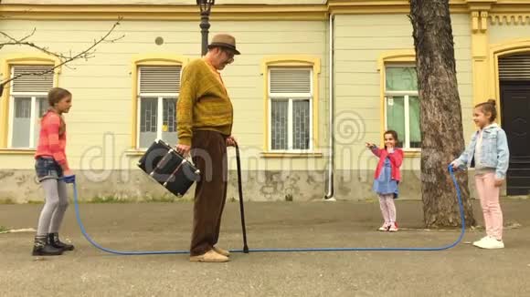 老人和三个女孩跳绳视频的预览图