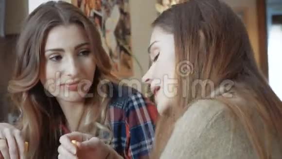 两个快乐的女孩喝着冰沙和闲聊视频的预览图