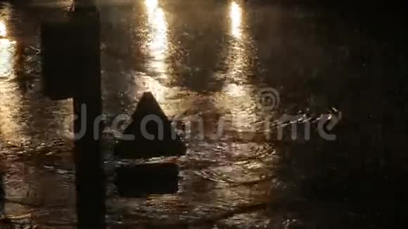 雨中汽车在潮湿的道路上行驶视频的预览图