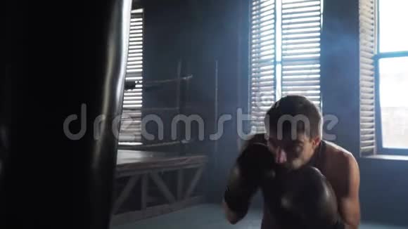 老式健身操轻重拳击手训练视频的预览图