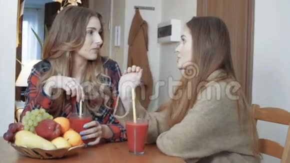 两个快乐的女孩喝着冰沙和闲聊视频的预览图