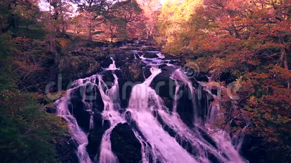 秋天的燕子瀑布英国斯诺多尼亚国家公园视频的预览图