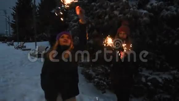 两个快乐美丽的少女在寒假玩火花视频的预览图