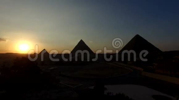 吉萨金字塔日落时间视频的预览图