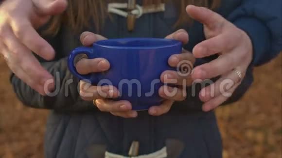 配偶手拿一大杯茶视频的预览图