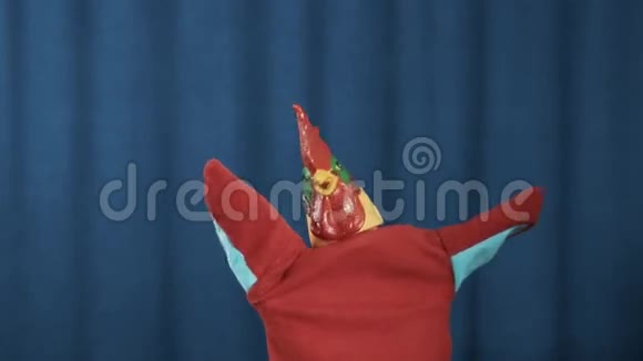 鸡手木偶玩具轻拍和嘻哈站现场蓝色背景视频的预览图