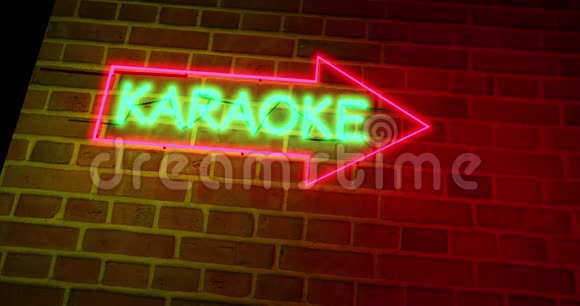 霓虹灯卡拉OK标志显示酒吧开放麦克风或私人摊位4k视频的预览图