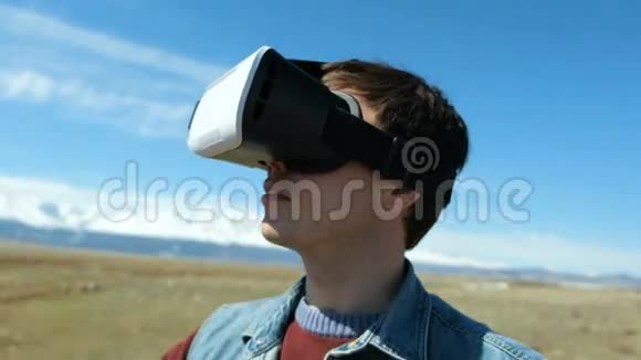 沙漠中的家伙戴着虚拟现实眼镜像素20秒4k视频的预览图