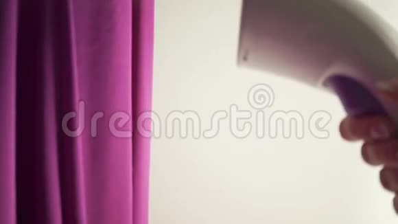 女孩蒸着一块紫色的布带有声音的视频视频的预览图