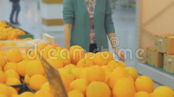 水果蔬菜超市选择橘子的女人视频的预览图