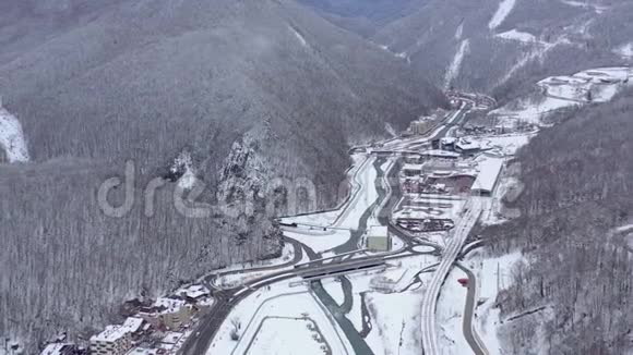 俄罗斯索契高加索山脉滑雪胜地高尔基戈罗德的鸟瞰图上面的山路视频的预览图
