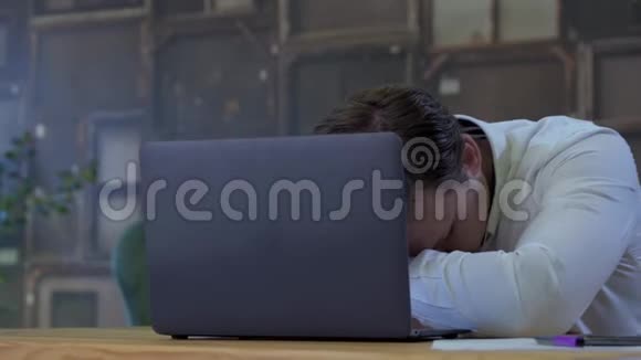 商人睡在笔记本电脑上视频的预览图