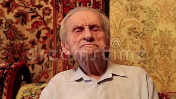 白发苍苍的93岁老人对后代致以最美好的祝愿视频的预览图