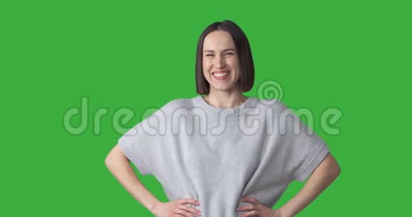 女人在绿色的背景下笑视频的预览图