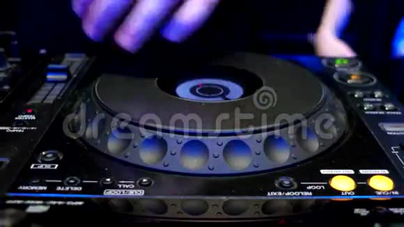 DJ控制器控制面板调音台在夜总会播放唱片以减少声音DJ视频的预览图