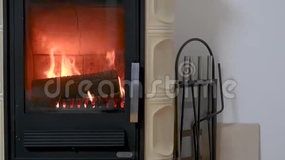 家居木烧炉视频的预览图