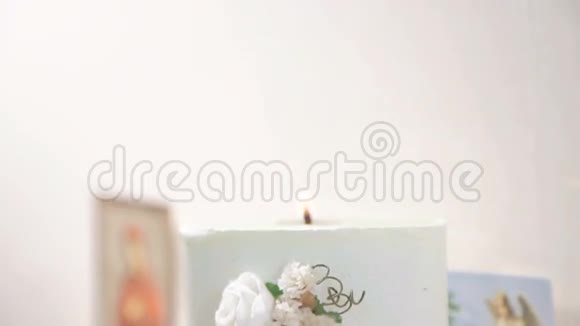 装饰着蜡烛和鲜花的婚礼桌视频的预览图