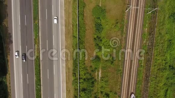 公路和铁路轨道鸟瞰图无人机镜头视频的预览图