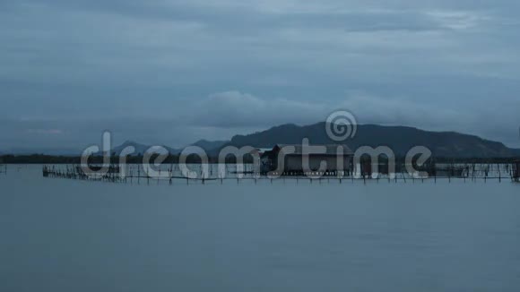 泰国KoYo岛渔民村傍晚多云时间过去视频的预览图