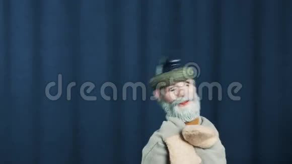 老人手提木偶反复摇头现场蓝底舞蹈视频的预览图