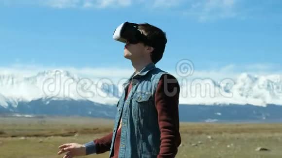 微笑快乐男人体验使用VR头戴式虚拟现实眼镜与天空和云底20S4K视频的预览图