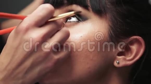 专业的化妆师致力于西班牙拉丁模型视频的预览图