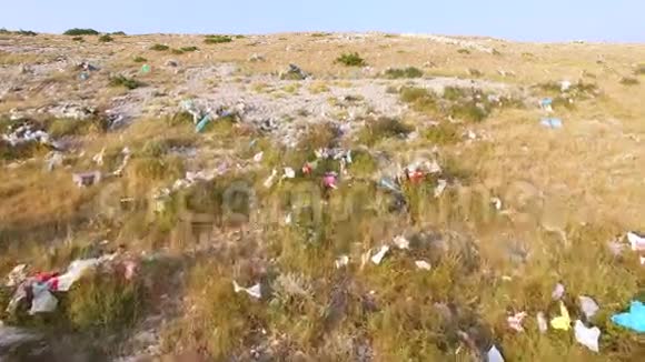 在克罗地亚帕格岛上满是塑料垃圾的黄色草地上飞行视频的预览图
