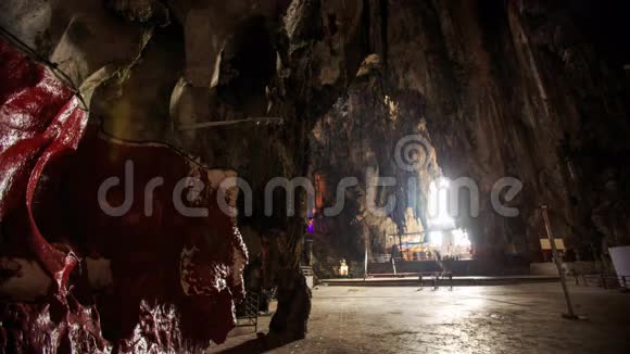 巴图洞穴内有太阳射线的暗礁的内部景观视频的预览图