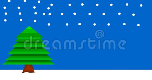 蓝色背景上的云杉下雪的天气雪花落在杉木上圣诞节冬季景观视频的预览图