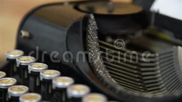 用旧打字机打印视频的预览图