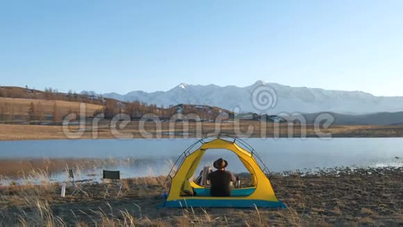 在山上的一个营地上设置帐篷视频的预览图