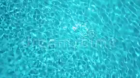 一架无人机在泳池表面的俯视图视频的预览图