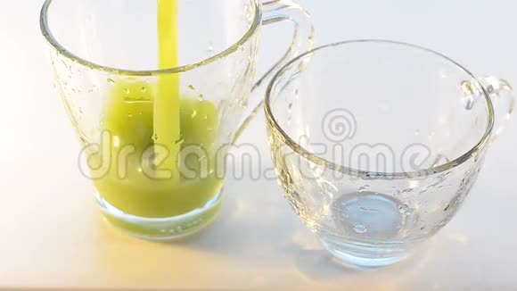 各种果汁倒入玻璃杯中有选择的焦点视频的预览图