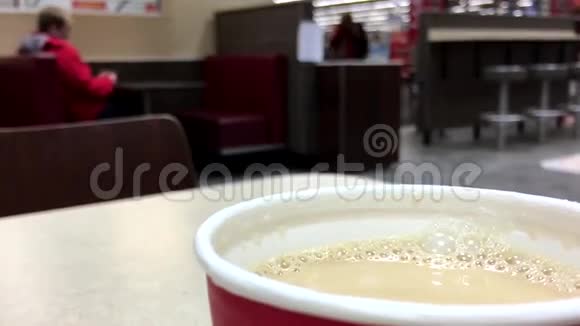 在麦当劳关闭热麦卡菲咖啡视频的预览图