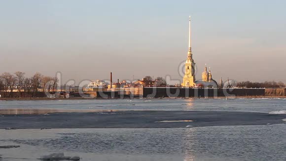 城市景观圣彼得堡涅瓦河和彼得保罗要塞的景色视频的预览图