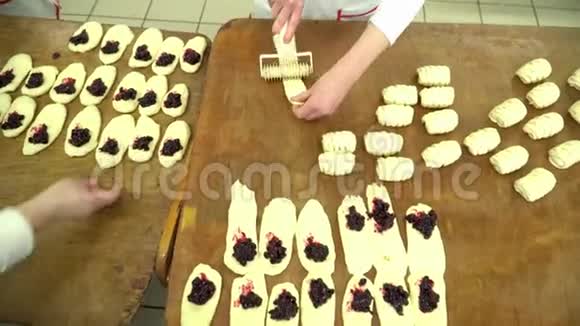 面包师用面团做面包水果馅视频的预览图