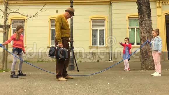 老人和三个女孩跳绳视频的预览图