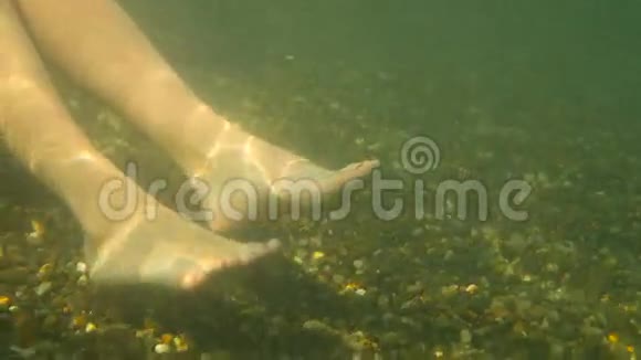 海水中女性腿的慢动作镜头视频的预览图