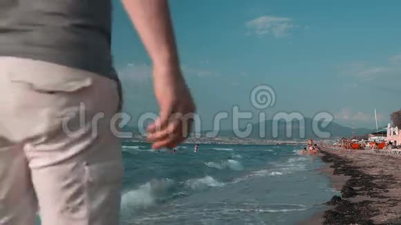 快乐的一家人在沙滩上散步在夏日里视频的预览图