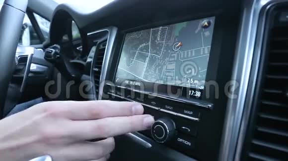 人类在车里使用导航仪视频的预览图