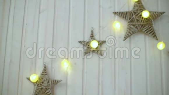新年和圣诞节装饰节日松树和玩具视频的预览图