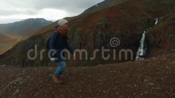 冰岛的女孩爬山视频的预览图