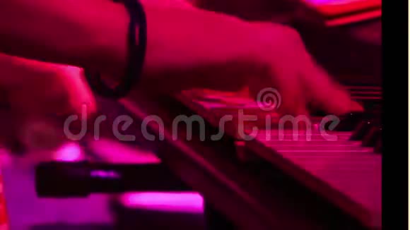 灯光下夜酒吧中的特写女郎钢琴视频的预览图